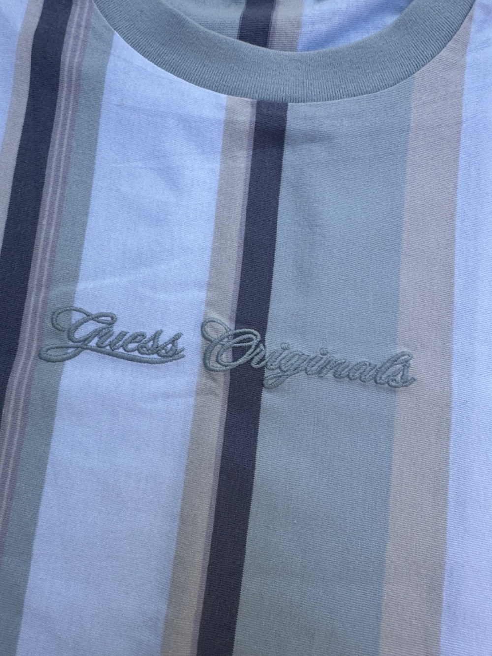 New GUESS ORIGINALS Men’s Blue Multi-Stripe Crew T-Shirt SZ M - Picture 3 of 5